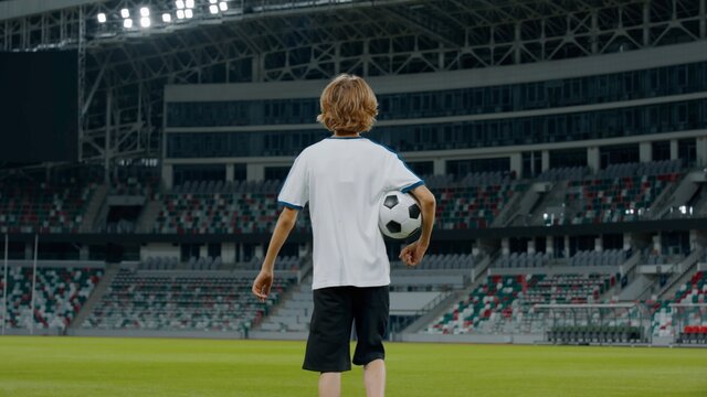 世俱杯2025冠军奖杯：荣耀背后的艺术与力量
